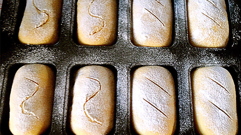 南瓜麻薯红豆面包,在面包表面割出刀口。