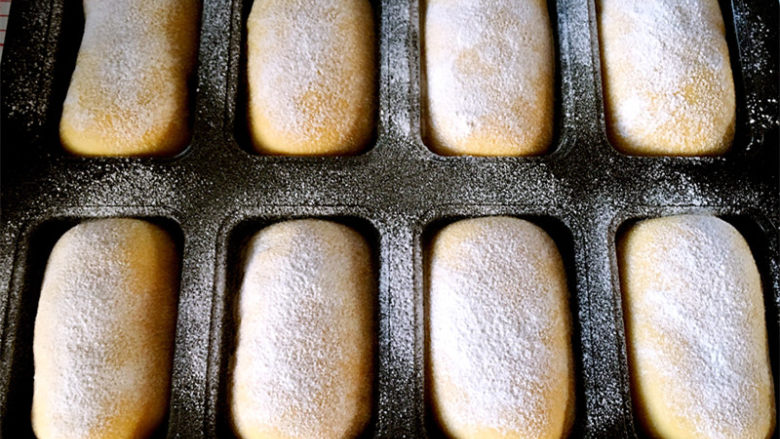 南瓜麻薯红豆面包,在二发好的面包表面撒一层高粉。