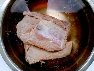 牛肉酱,新鲜牛肉用水浸泡去除血水。