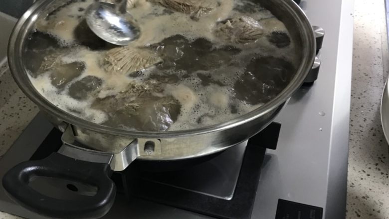 牛肉干（麻辣、五香、咖喱）,水开锅入切好的牛肉块煮开5-10分钟期间打浮沫