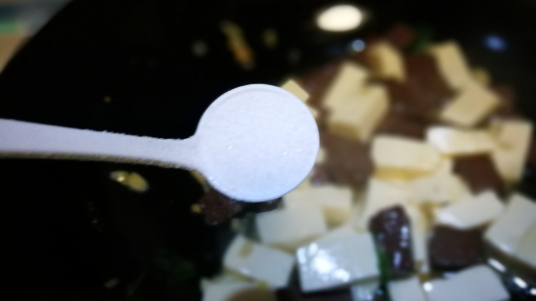 鸭血烩豆腐,加适量盐
