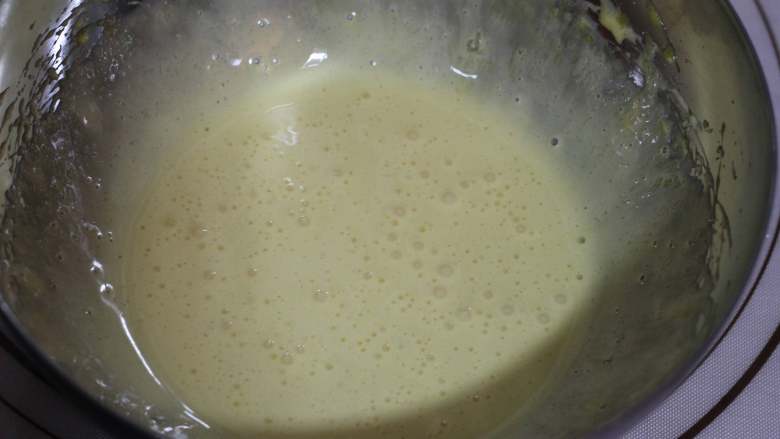蝶豆花戚风蛋糕, 蛋黄加入18克白砂糖，用打蛋器打至颜色发白