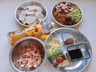 杭州-酱烧土豆腐,香菇洗净切片、黑木耳泡发切丝，准备好所有材料备用