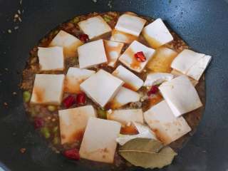 杭州-酱烧土豆腐,加水末过所有食材，放入豆腐、干辣椒和香叶