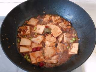杭州-酱烧土豆腐,开盖轻轻翻拌，小心不要弄碎豆腐
