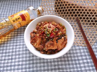 杭州-酱烧土豆腐,豆腐吸饱了各色食材鲜香和豆瓣酱及红烧汁的酱香，还有菜籽油独特的香味。