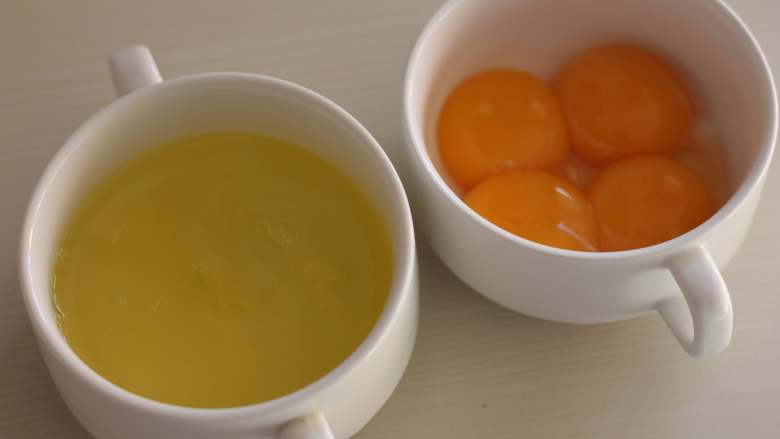 抹茶戚风蛋糕,分离蛋白与蛋黄，蛋白入冰箱冷藏室。