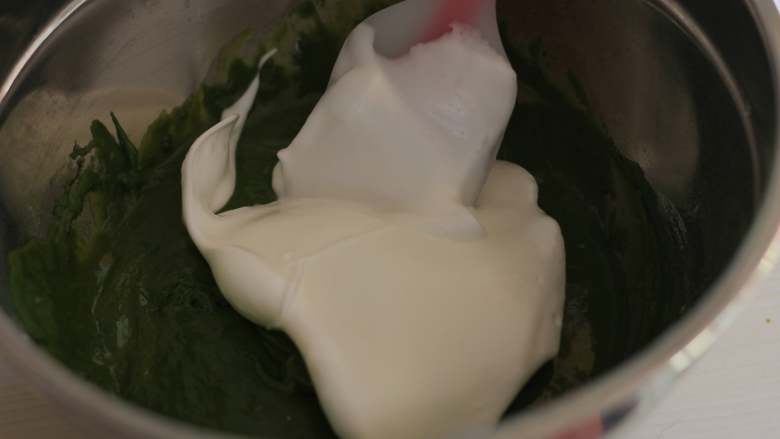 抹茶戚风蛋糕,取三分之一蛋白霜，放入蛋黄糊中，刮刀切拌均匀。