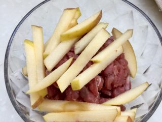 温补驱寒+白萝卜炒牛肉,切成牛肉丝，加入少许苹果片，苹果的果酸可以软化切段牛肉纤维，使牛肉更嫩