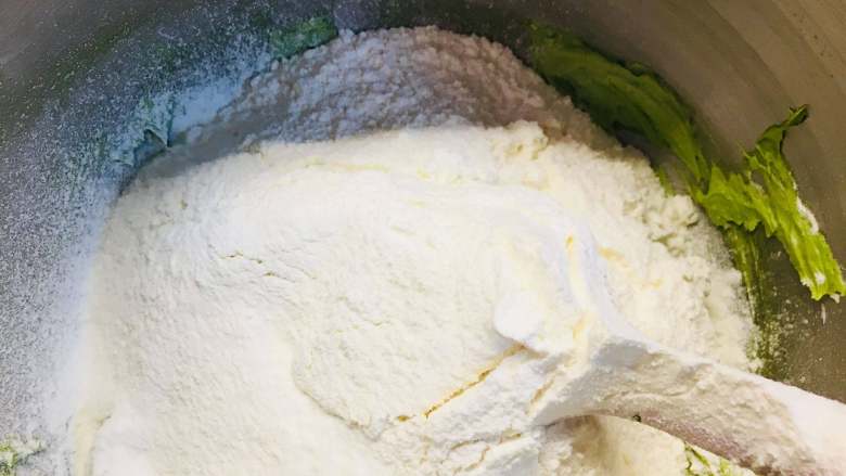 抹茶蜜豆磅蛋糕（分蛋法）,筛入低粉，切拌法搅拌均匀。搅拌至无干粉即可。切勿过度搅拌。