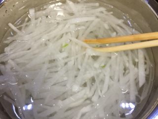 温补驱寒+白萝卜炒牛肉,白萝卜捞出，放入冰水中浸泡，使白萝卜丝更加脆嫩