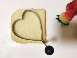 水果酸奶吐司盘,其中一片面包用心形煎蛋器切出形状出来