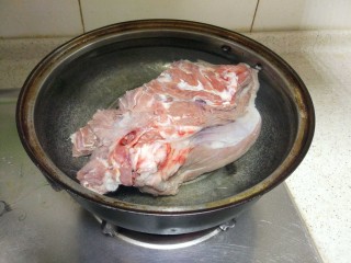 羊肉汤
,羊肉洗净，焯水几分钟
