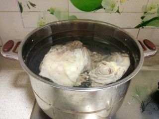 羊肉汤
,捞起，冲洗一下，把水倒掉，重新换水煮羊肉，一次性加足够多的水，冷水下锅，加入猪棒子骨，水烧开后撇去浮沫，加老姜，干花椒