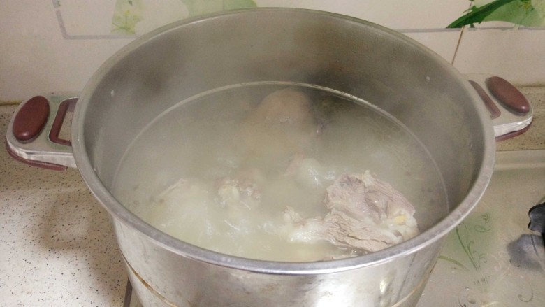 羊肉汤
,中大火煮半个小时，这样子汤才会浓，再转小火煮一个小时后把羊肉捞起来，羊油羊骨猪棒子骨继续在锅内小火熬制。