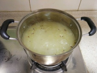 羊肉汤
,因为熬了一大锅羊肉汤，所以只需要倒一部分出来在另一个锅里面。