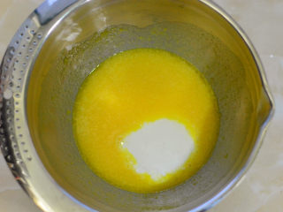 酸奶戚风蛋糕,加入酸奶，用手动打蛋抽搅拌均匀

