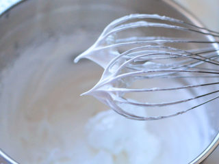 酸奶戚风蛋糕,分离好的蛋清放在打蛋盆里面，先高速搅打成鱼眼泡的状态，然后加入1/3的细砂糖。用电动打蛋器搅打至体积增大一倍，再加入1/3细砂糖。继续搅打至能拉出弯钩的状态，加入剩余的细砂糖，继续搅打。打至湿性发泡的状态。
