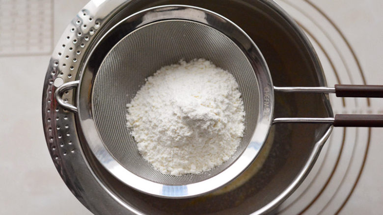 酸奶戚风蛋糕,加入过筛的低粉，用蛋抽搅拌，混合至无干粉状，面糊细腻即可