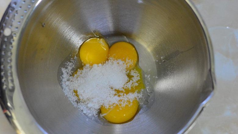 酸奶戚风蛋糕,蛋黄和蛋清分离，蛋清放在冰箱里冷藏，蛋黄放入打蛋盘里，加入砂10克砂糖搅拌均匀