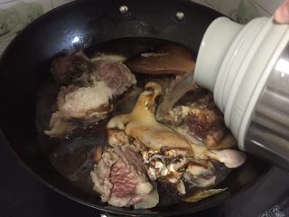 辣炒牛臉肉,炒好，加熱開水，冷水肉就緊了，加熱的