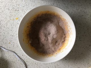 碧根果可可芝士棉花糖派,可可粉和低筋面粉混合均匀，过筛加入到黄油蛋液中黄油