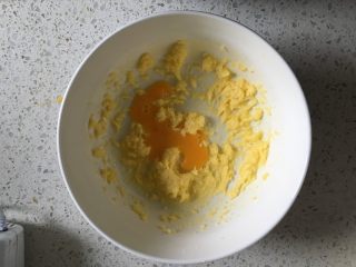 碧根果可可芝士棉花糖派,派皮制作：黄油提前软化，加入细砂糖搅打发白，分3次加入鸡蛋液搅打均匀。