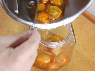 【美善品】金橘蜜饯,把做好的金桔蜜饯倒入瓶子中，放凉，即可冲水喝啦。