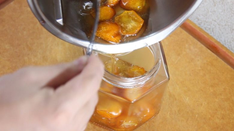 【美善品】金橘蜜饯,把做好的金桔蜜饯倒入瓶子中，放凉，即可冲水喝啦。