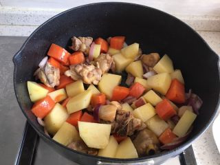 吃鸡+泰式椰香咖喱鸡,炒到胡萝卜变软，倒入土豆块，继续翻炒