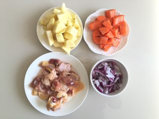 吃鸡+泰式椰香咖喱鸡,土豆、胡萝卜去皮切块，洋葱切条，鸡腿砍成块