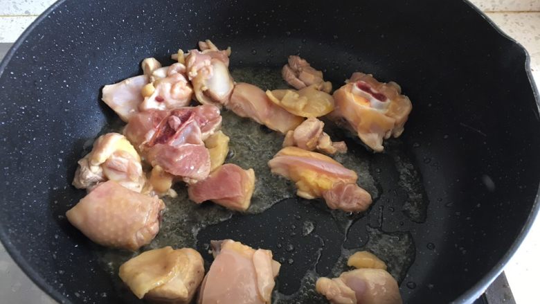 吃鸡+泰式椰香咖喱鸡,锅内加入食用油，开中火，倒入鸡块翻炒