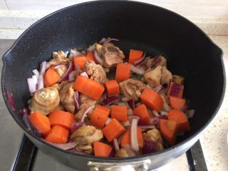 吃鸡+泰式椰香咖喱鸡,炒到鸡块变色，倒入洋葱、胡萝卜块，翻炒