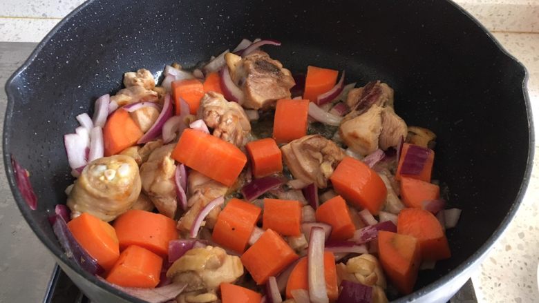 吃鸡+泰式椰香咖喱鸡,炒到鸡块变色，倒入洋葱、胡萝卜块，翻炒