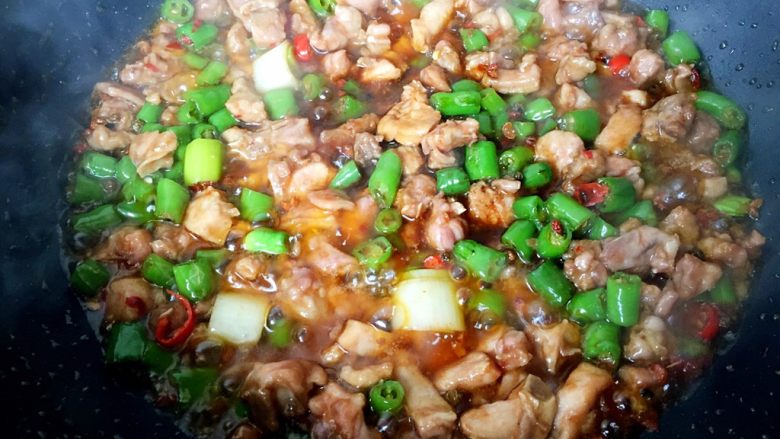 四川+双椒兔,加入适量生抽和醋翻炒均匀，大约煮1-2分钟即可出锅。