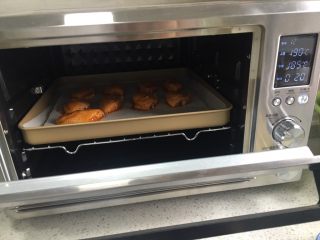 吃鸡+吮指烤鸡翅,烤箱预热上火190度，下火185度，25分钟