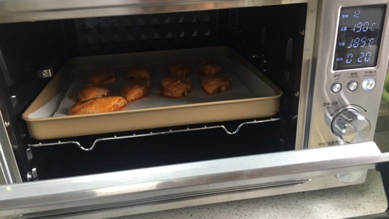 吃鸡+吮指烤鸡翅,烤箱预热上火190度，下火185度，25分钟