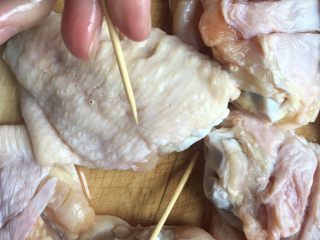 吃鸡+吮指烤鸡翅,反过来正面用牙签戳上孔，便于入味
