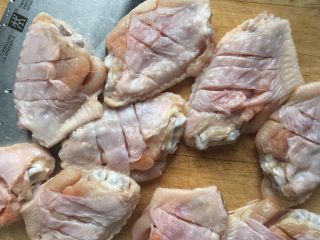 吃鸡+吮指烤鸡翅,先处理鸡翅：鸡翅中洗净，背后用刀划三条