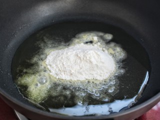 冬瓜干贝汤,热锅凉油放入面粉