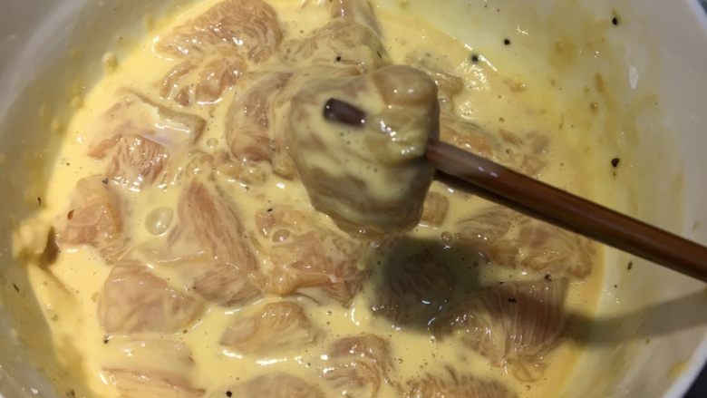 吃鸡+深夜食堂の日式炸鸡块,搅拌至无干粉状态，用筷子夹起肉块能挂住面糊