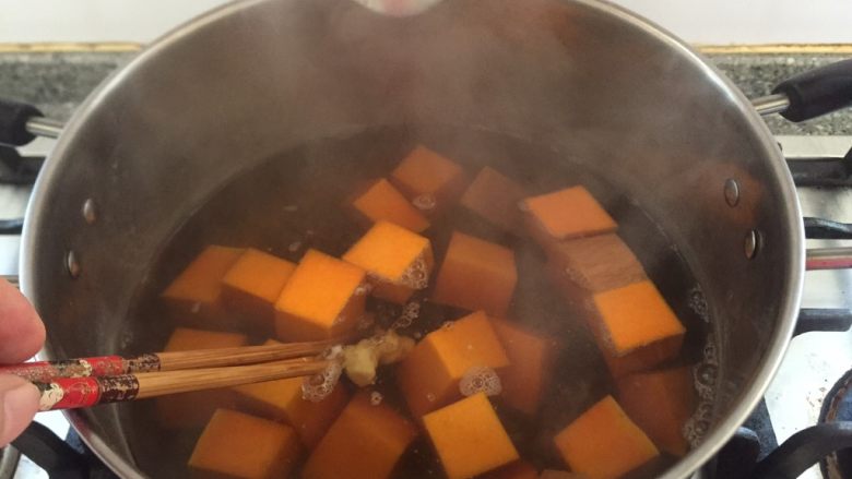 乡味十足的吃法一黄金南瓜绿豆汤_,筷子搅拌一下猪油还会滑落。