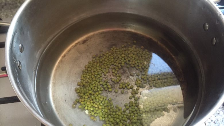 乡味十足的吃法一黄金南瓜绿豆汤_,锅中加入适量的水煮先熬绿豆。