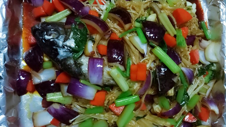 超简单的蔬菜烤鱼,把炒好的蔬菜连同汁一起倒入盛鱼的烤盘中，再烤8-10分钟。