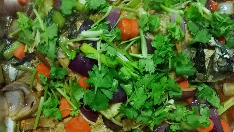超简单的蔬菜烤鱼,烤鱼出锅，撒上香菜就开吃吧，配几碗米饭🍚，妥妥的！
