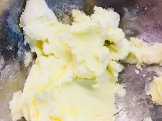 百香果磅蛋糕,黄油软化，加入糖粉，用刮刀简单搅拌。防止搅打时飞粉。