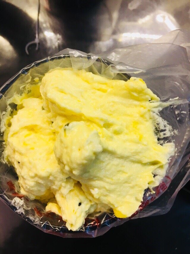 百香果磅蛋糕,将搅拌好的黄油糊装入裱花袋中。