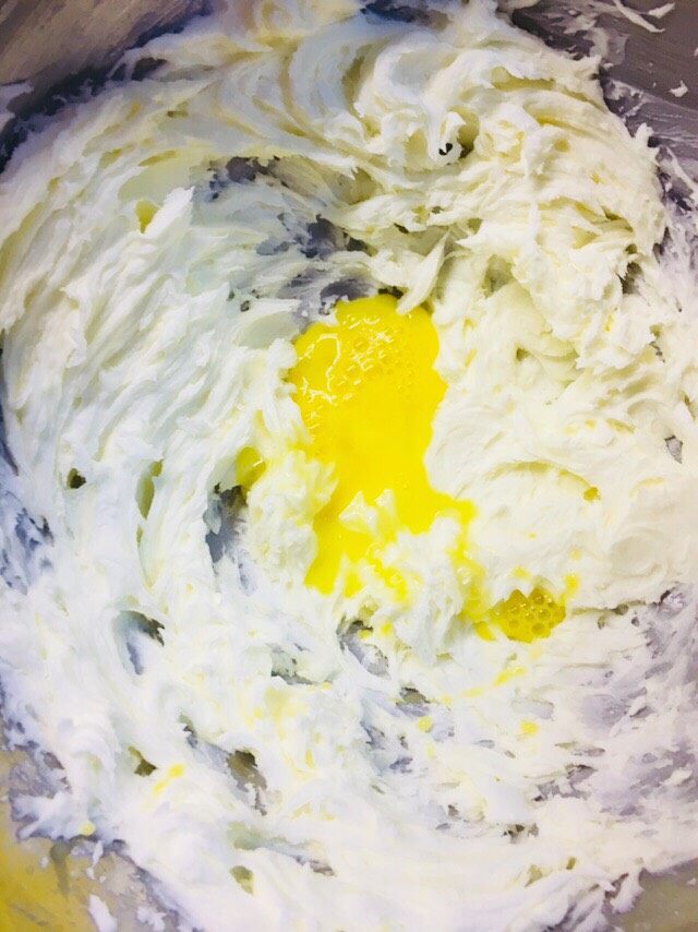 百香果磅蛋糕,打发黄油，打到体积变大，颜色发白。表面有光泽，分次加入蛋液。