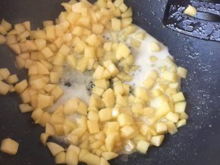 苹果派,顺着一个方向倒入水淀粉，快速炒匀