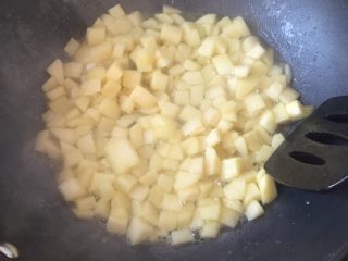 苹果派,慢慢的会渗出水来，继续将水煮干